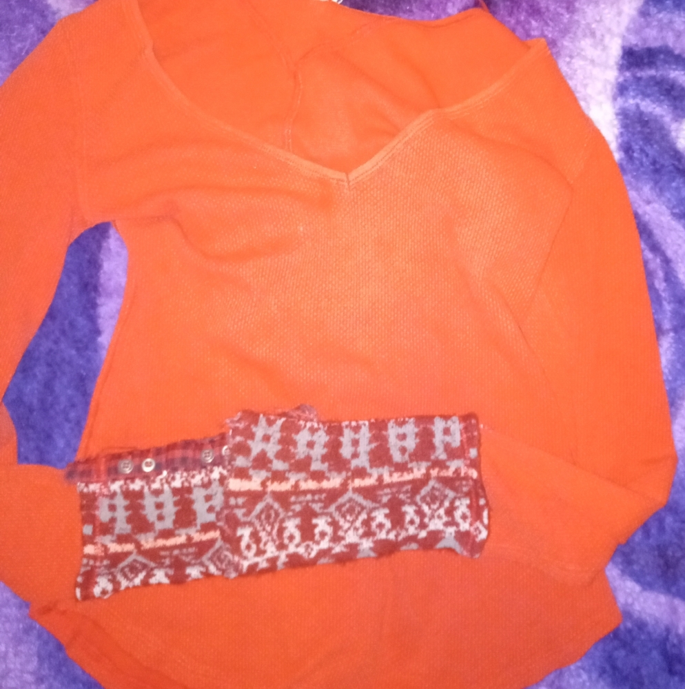 We the Free v neck thermal faded red medium